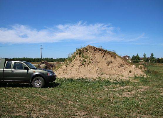 Nowe stanowisko - hałda piasku i żwiru na środku łąki - Dmuchowo