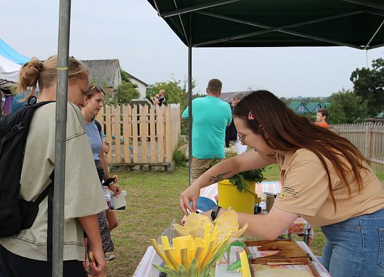 Pracownik Nadmorskiego Parku prezentuje budowę kwiatu