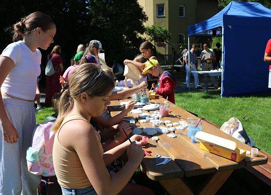 Na ostatnim pikniku była okazja do malowania odlewów gipsowych (fot. MB)