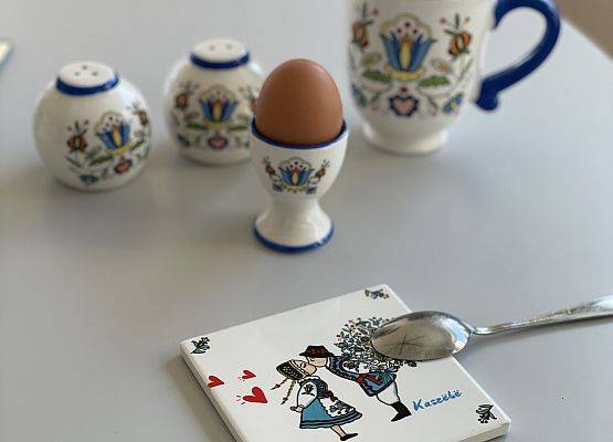 solniczka, pieprzniczka, kubek, podstawka na jajko i podstawka pod kubek we wzory kaszubskie