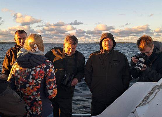 warsztaty_Rejs_po_Zatoce_Puckiej grupa ludzi na tle morza