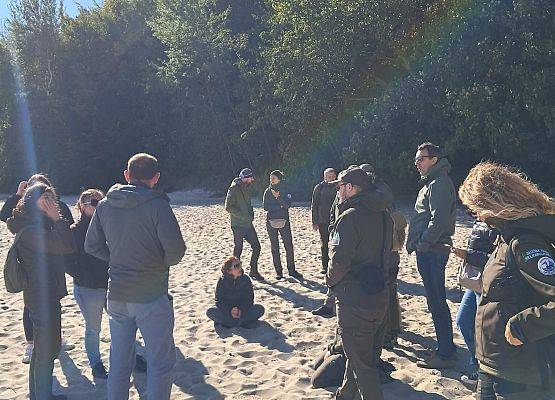 Konferencja INVENT 2025 Grupa ludzi na plaży, rozmawiając w słońcu