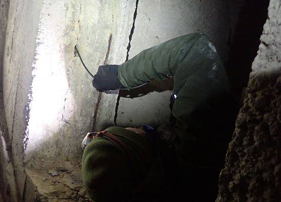 Nietoperze wykorzystują głębokie szczeliny, do których zaglądamy przy pomocy endoskopu, ograniczając ich niepokojenie do minimum. Grafika Coroczne zimowe liczenie nietoperzy w NPK